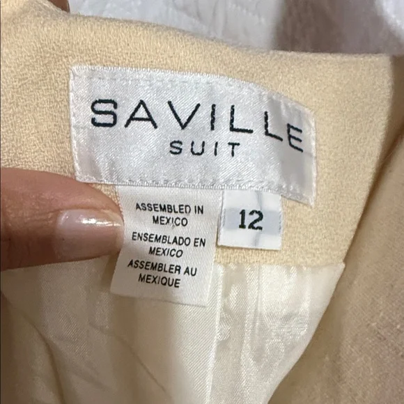 Chic Women's Cream Suit Jacket and skirt - Picture 6 of 7